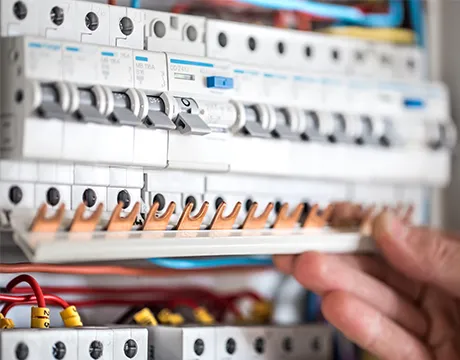 The differences between electromagnetic type and electronic type leakage circuit breakers
